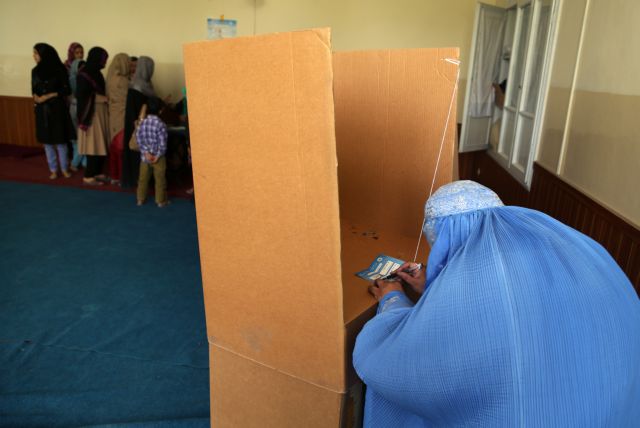 Δεκάδες επιθέσεις σημάδεψαν την εκλογική διαδικασία στο Αφγανιστάν